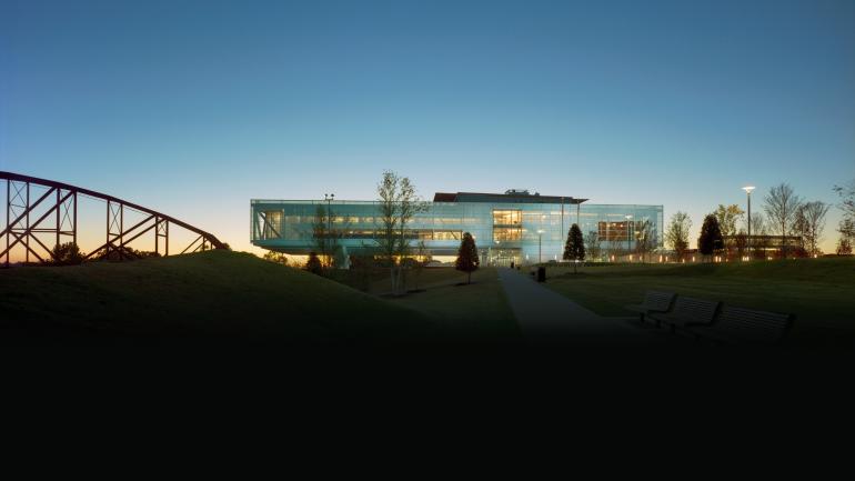 阿肯色州小石城中央高中，1957 年成为南部首所融合高中