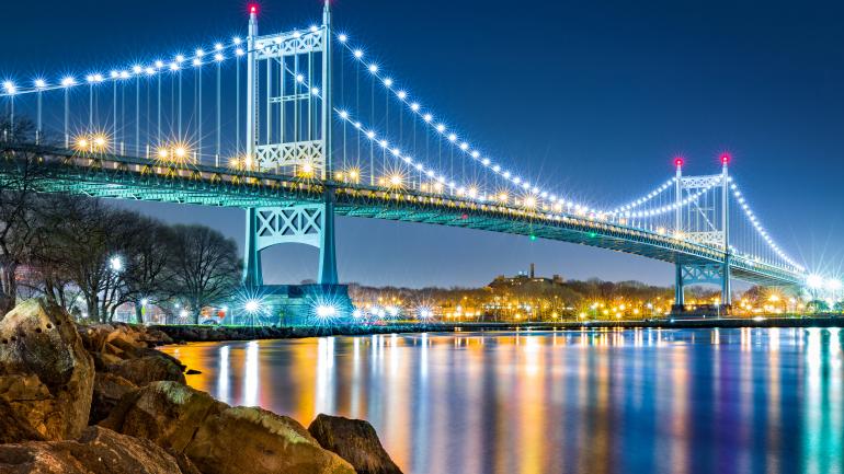 从兰德尔岛公园眺望罗伯特·肯尼迪大桥夜景