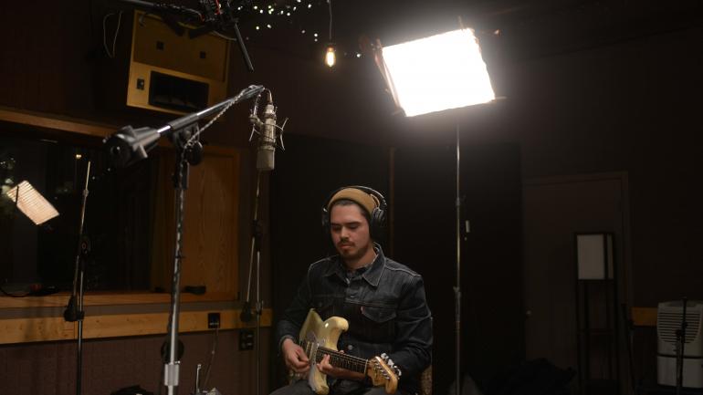 在休斯敦的音乐工作室快速录歌