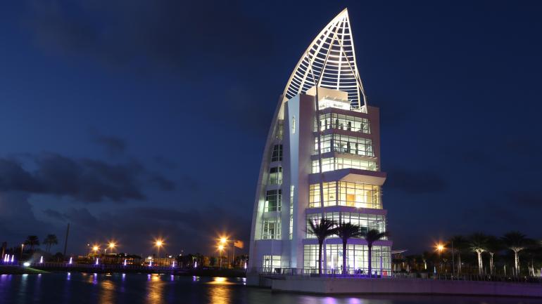 从勘探塔（Exploration Tower）欣赏卡纳维拉尔港全景