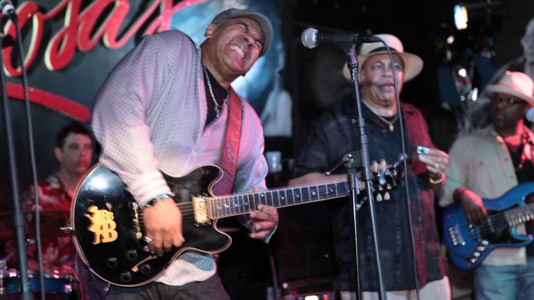 伊利诺伊州芝加哥 Rosa’s Lounge 酒吧的现场音乐，这里从 1984 年起一直都是欣赏蓝调的天堂