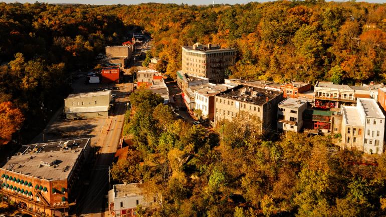 鸟瞰树木茂盛的尤里卡斯普林斯