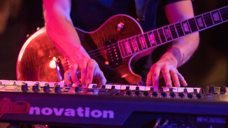 Bass Physics 弹键盘和吉他