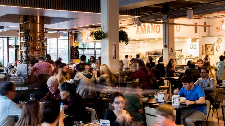 热闹非凡的 R.House 美食广场