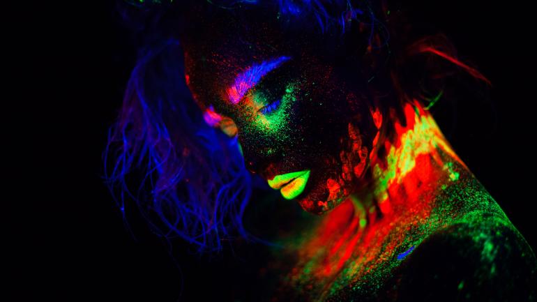 以电子舞曲为灵感的艺术、化妆、灯光和时尚