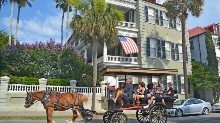 一輛查爾斯頓的馬車駛過歷史悠久的貝特瑞街 (Battery Street)，這裡你將看見 18 世紀喬治王風格的公寓