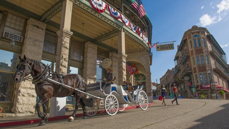 徒步或乘马车游览尤里卡斯普林斯的迷人街道