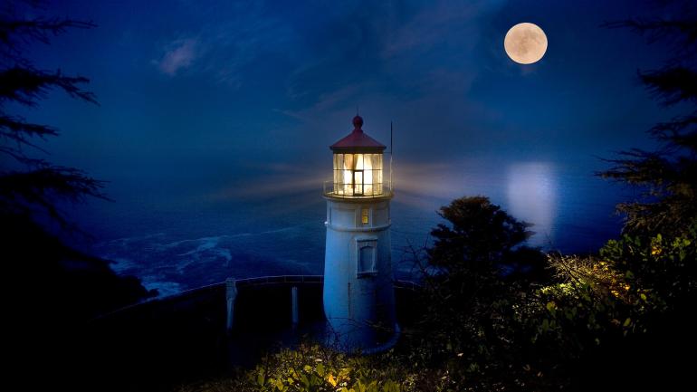 满月衬托下明亮的哈萨塔角灯塔