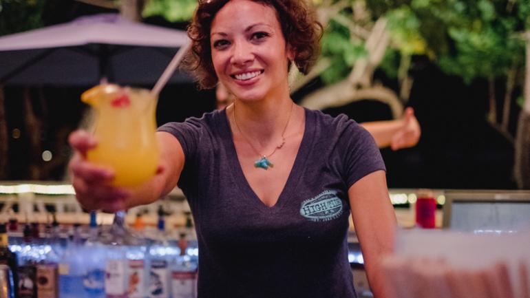 圣约翰岛 Thumb Lines 酒吧的当地调酒师 