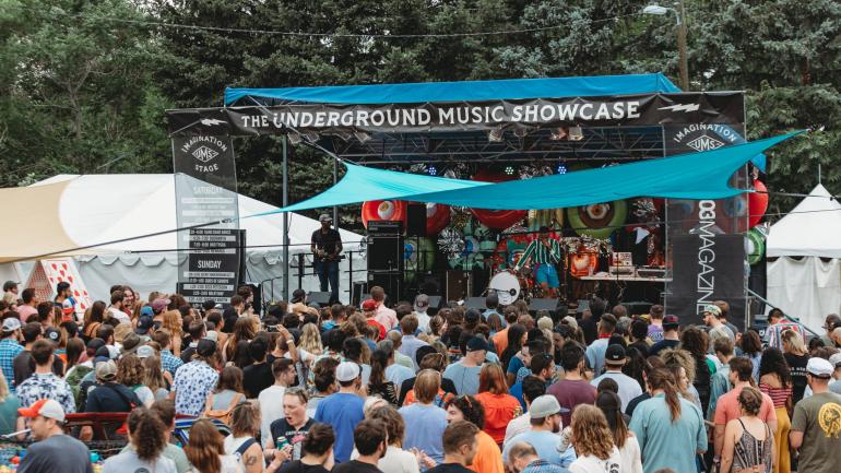 丹佛地下音乐节上热闹的观众正在等待一位表演者登台演出