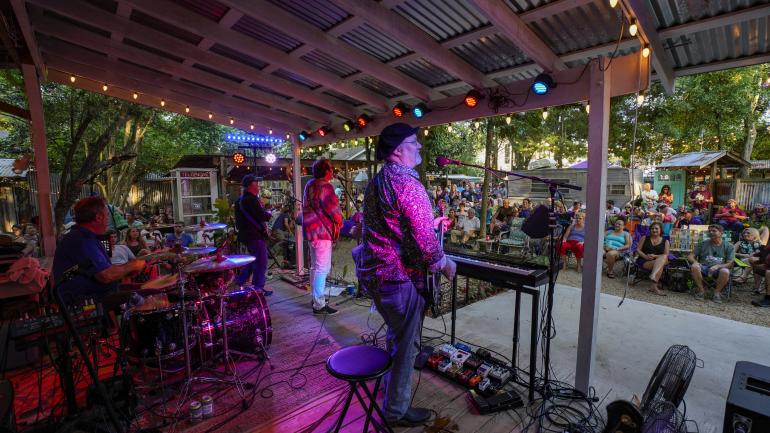 Bee Nice 系列音乐会的后院舞台景象