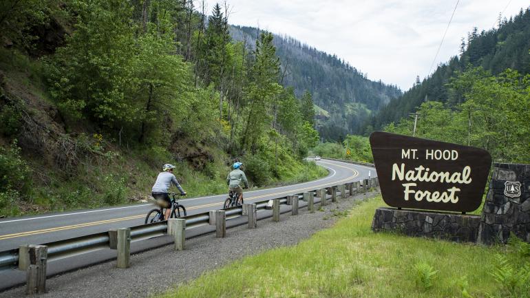 沿着俄勒冈州瀑布河观光骑行道，蜿蜒穿过胡德山国家森林