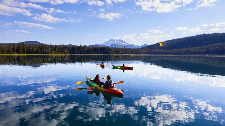 在 Elk Lake 湖上划皮划艇，欣赏壮丽的山景