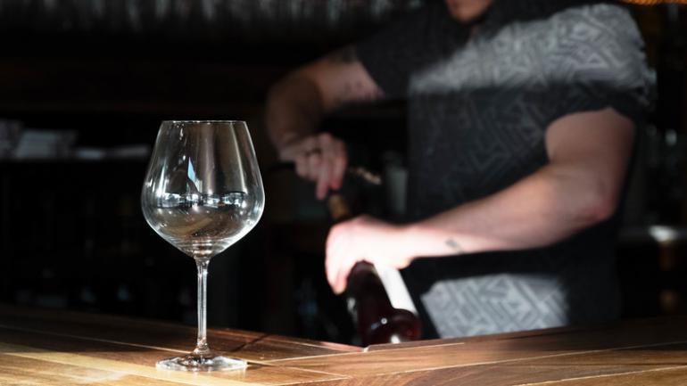 Longman and Eagle 美食酒吧的酒保