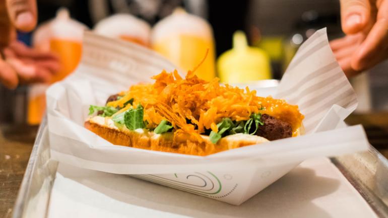 米勒球场餐厅的腊肠和德式小香肠