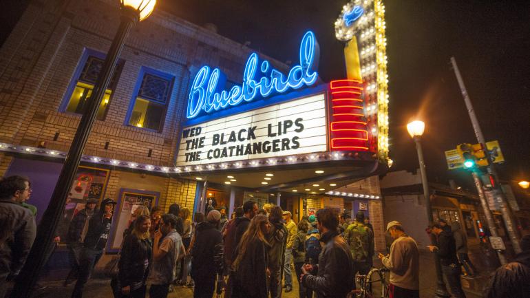 在位于历史悠久的科尔法克斯大道上的蓝鸟剧院门外，音乐会观众排起了长队