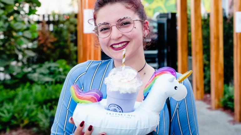 佛罗里达州迈阿密 Poke OG 餐厅的独角兽饮品