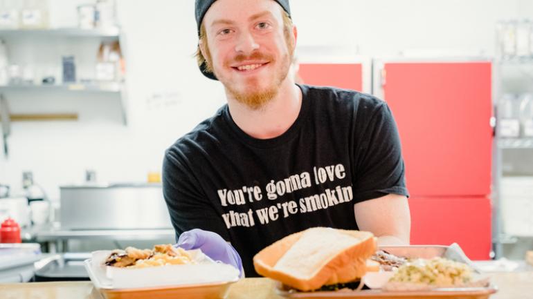 Corkscrew BBQ 烧烤店的服务员