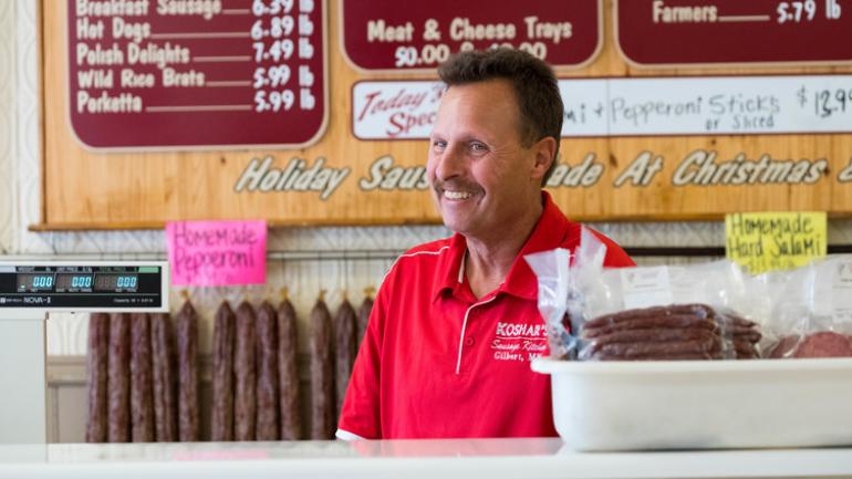 Kunnari's Kitchen 餐厅的收银员