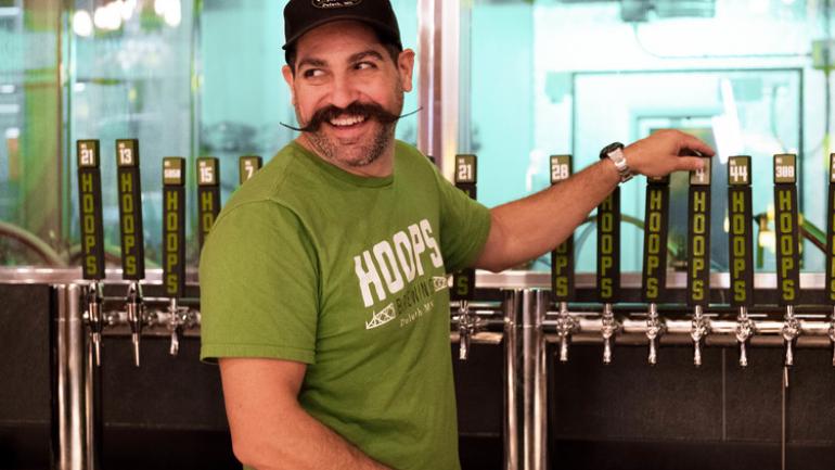 Hoops Brewery 酿酒厂的调酒师