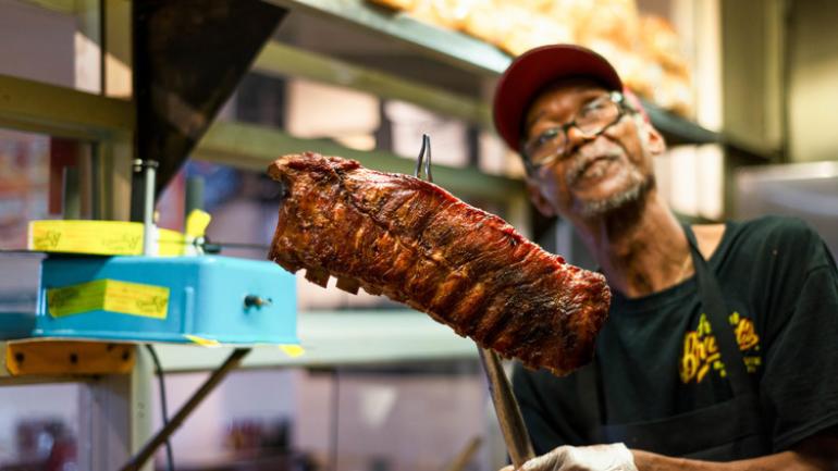 在 Arthur Bryant's 餐厅内烹制肉类美食