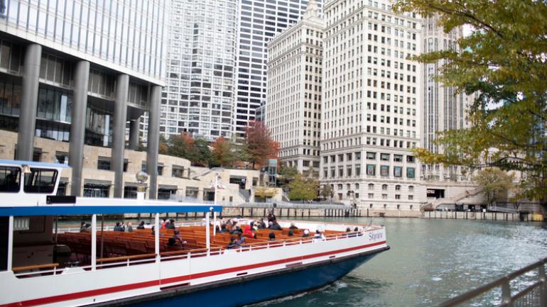 乘船沿西环路附近的芝加哥河游览精彩的建筑