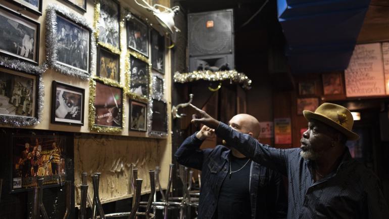 随 Lurrie Bell 一起浏览蓝调纪念品