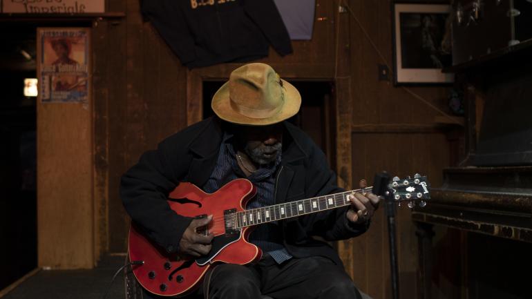 一场私密的芝加哥蓝调音乐表演