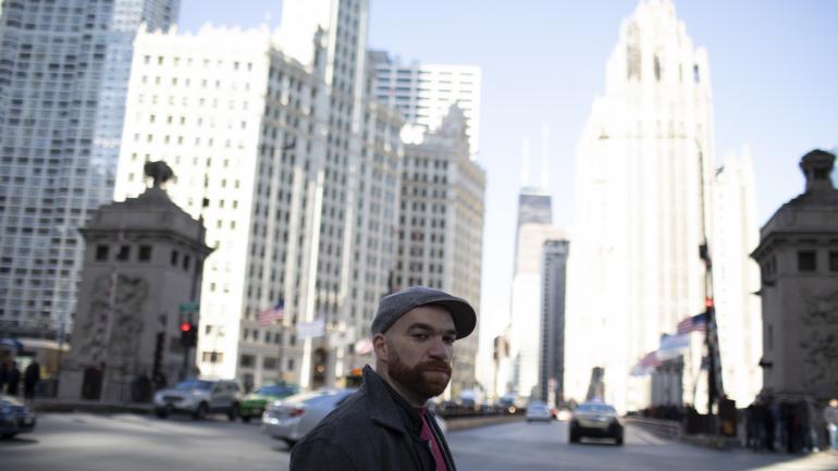 以芝加哥的经典建筑为背景拍照的 Mike Ledbetter