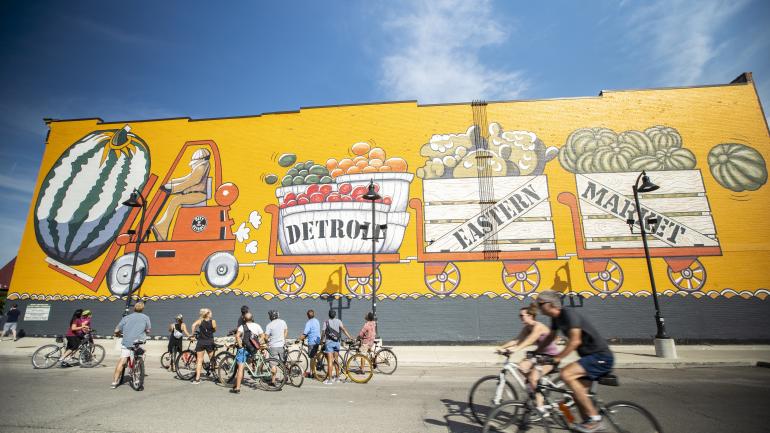 在密西根州底特律自行车之旅期间，在东部市场区停下欣赏艺术品
