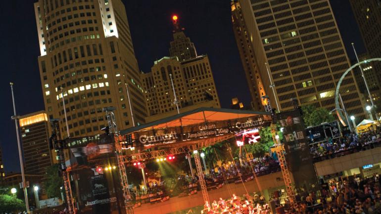 密西根州底特律爵士音乐节期间的一场晚间表演