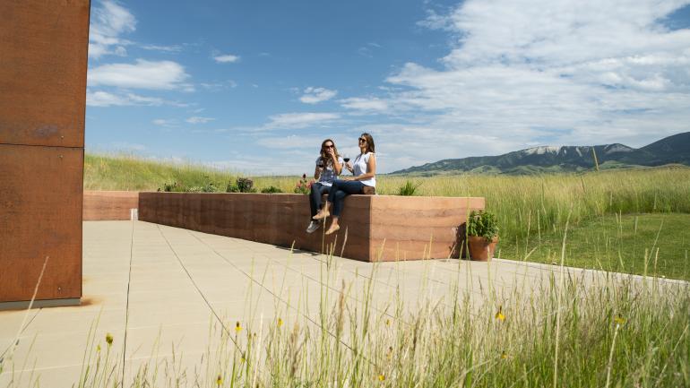 在怀俄明州谢里登的布莱顿博物馆外，品尝曼妙醇香的葡萄酒，欣赏如画般的美景