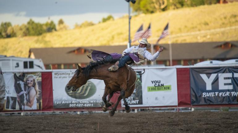 怀俄明州 Cody Nite Rodeo 牛仔竞技表演场上的参赛者
