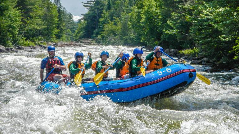 在白水漂流之旅中，沿着奔腾的湍流穿过森林的偏僻之处