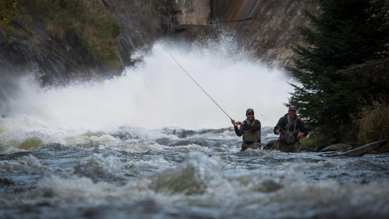 在匹兹堡的康涅狄格河域钓鳟鱼