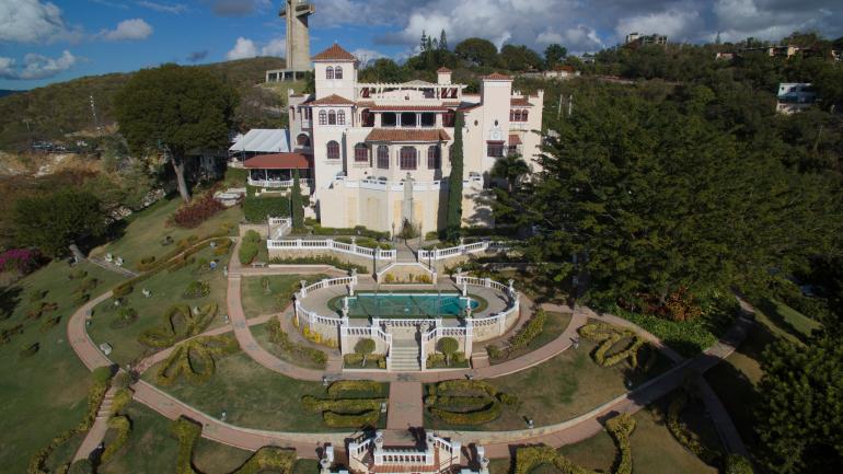 从空中俯瞰大楼及其修剪整齐的地面