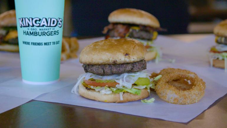 德克萨斯州沃思堡 Kincaid’s 餐厅个的汉堡和洋葱圈