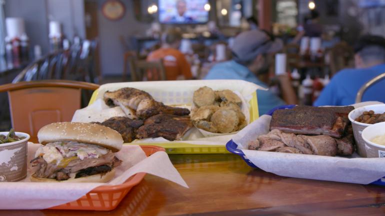 在科罗拉多州丹佛的 Smokin' Yards BBQ 烧烤餐厅品尝菜单美食 在科罗拉多州丹佛的 Smokin' Yards BBQ 烧烤餐厅品尝菜单美食