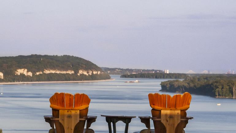 俯瞰奥尔顿的密西西比河