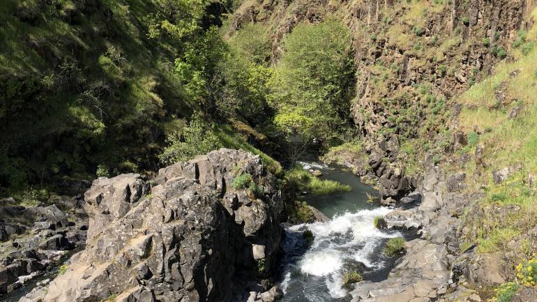 从莫斯尔高原小径欣赏到的莫斯尔溪瀑布美景