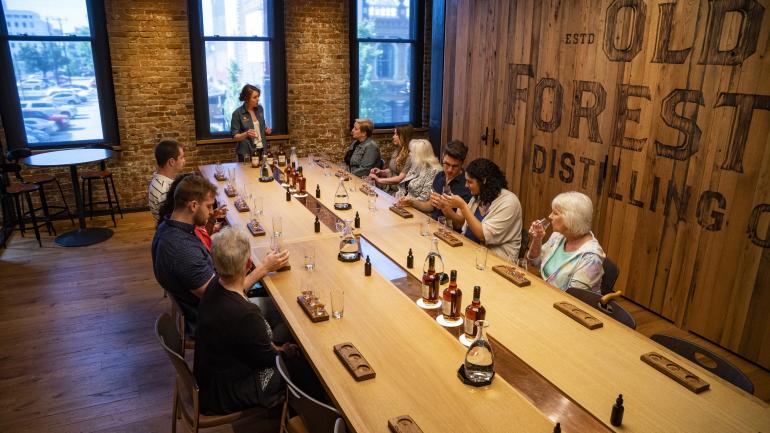 在路易维尔市中心威士忌巷的 Old Forester Distillery 酿酒厂品尝波旁酒