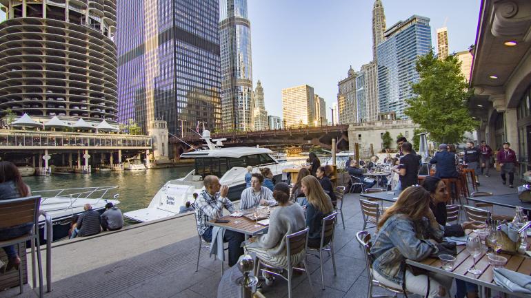 在 City Winery 酒庄感受芝加哥河滨步道的缤纷氛围