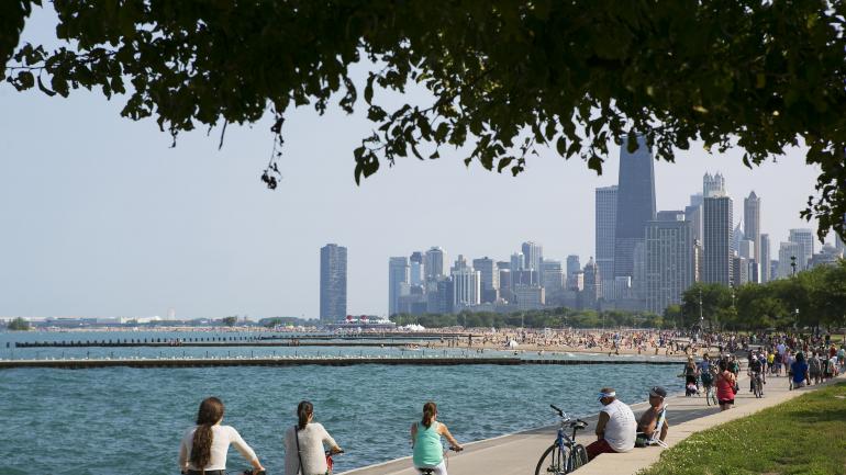 骑行爱好者在湖畔小径沿着密西根湖一路骑行