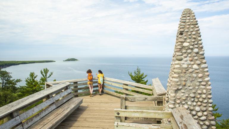 从苏加洛夫山山顶欣赏到的令人屏息的全景