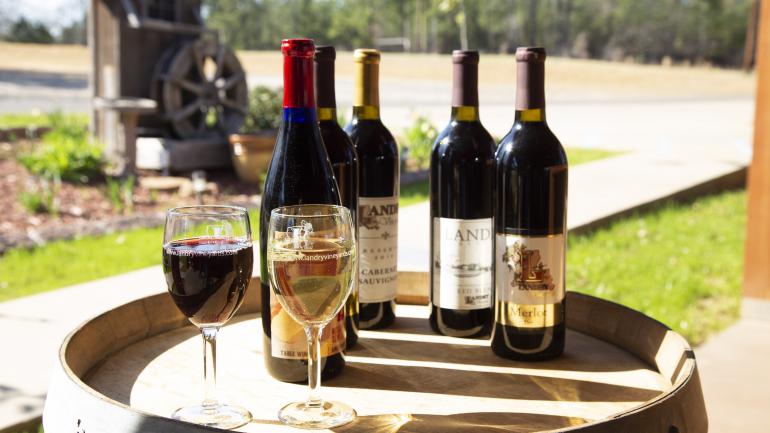 路易斯安那州西门罗兰德里葡萄园的各色葡萄酒