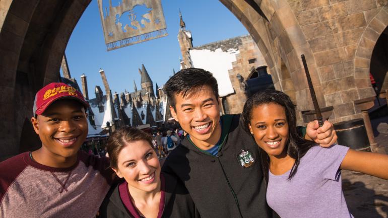 探索 The Wizarding World of Harry Potter™ 的 Hogsmeade™ 村落 探索 The Wizarding World of Harry Potter™ 的 Hogsmeade™ 村落
