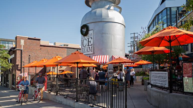 LoHi（低高地）社区的大众热门地 Little Man Ice Cream 冰淇淋店的户外座椅