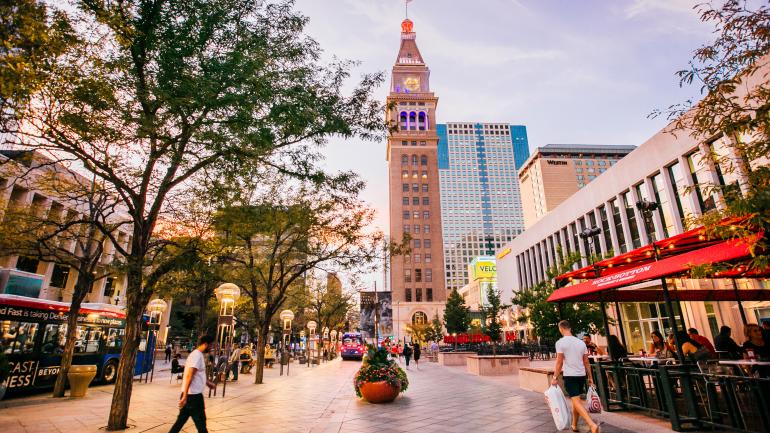 日落时分漫步于第 16 街购物中心