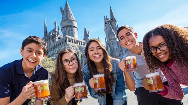 在 The Wizarding World of Harry Potter™ 的 Hogwarts™ 城堡外畅饮 Butterbeer™ 在 The Wizarding World of Harry Potter™ 的 Hogwarts™ 城堡外畅饮 Butterbeer™
