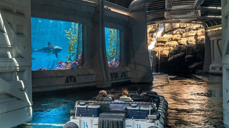 乘坐 Jurassic World – The Ride 过山车,开启震撼冒险体验 乘坐 Jurassic World – The Ride 过山车,开启震撼冒险体验